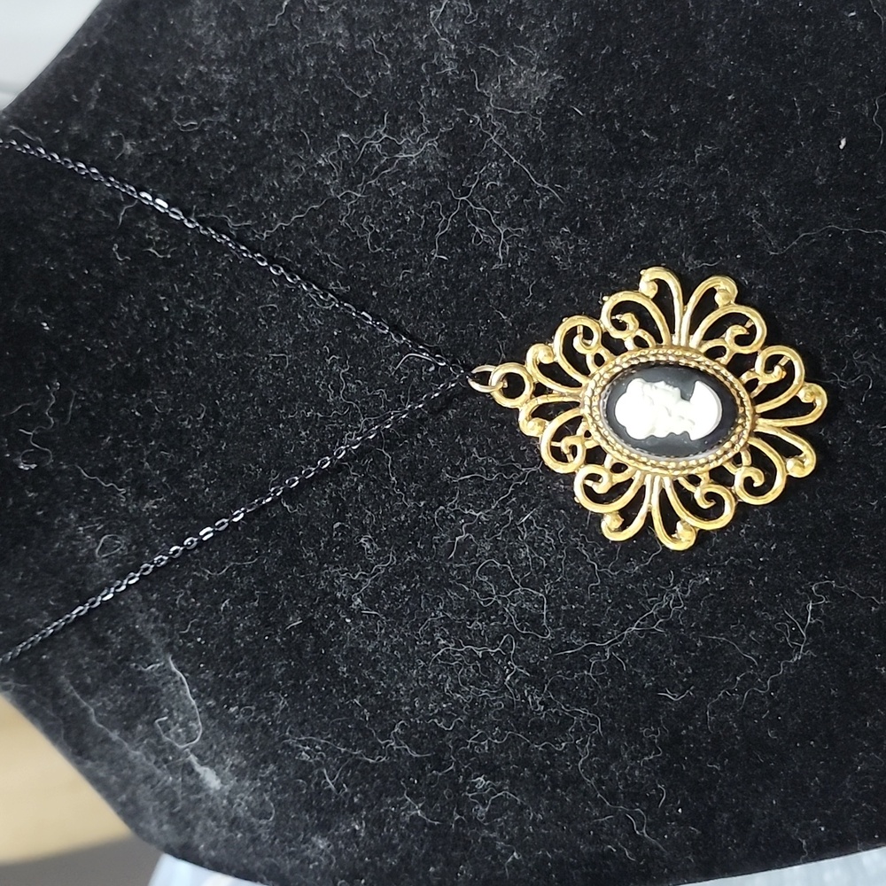 Hand Crafted Royal Reminiscene Necklace - Picture 3 of 4